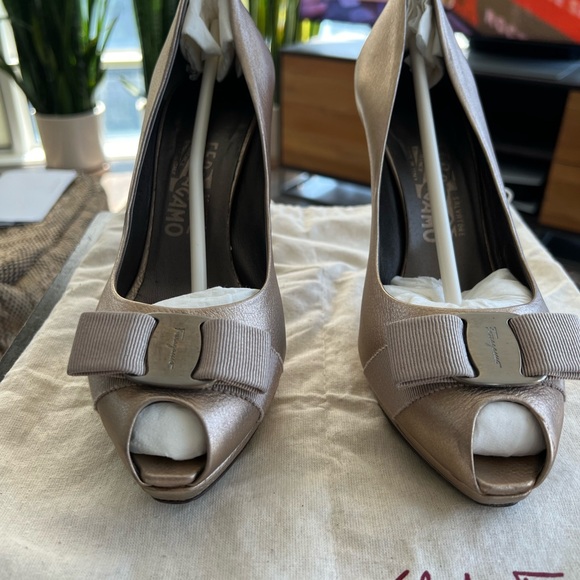 Salvatore Ferragamo Metallic Bronze Leather Vara Bow Peep Toe Pumps Size 9/ 39.5 - Picture 2 of 5